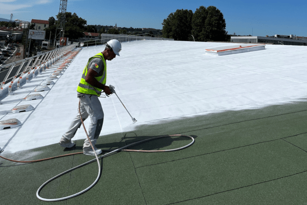Application d'étanchéité liquide en résine polyuréthane sur toiture