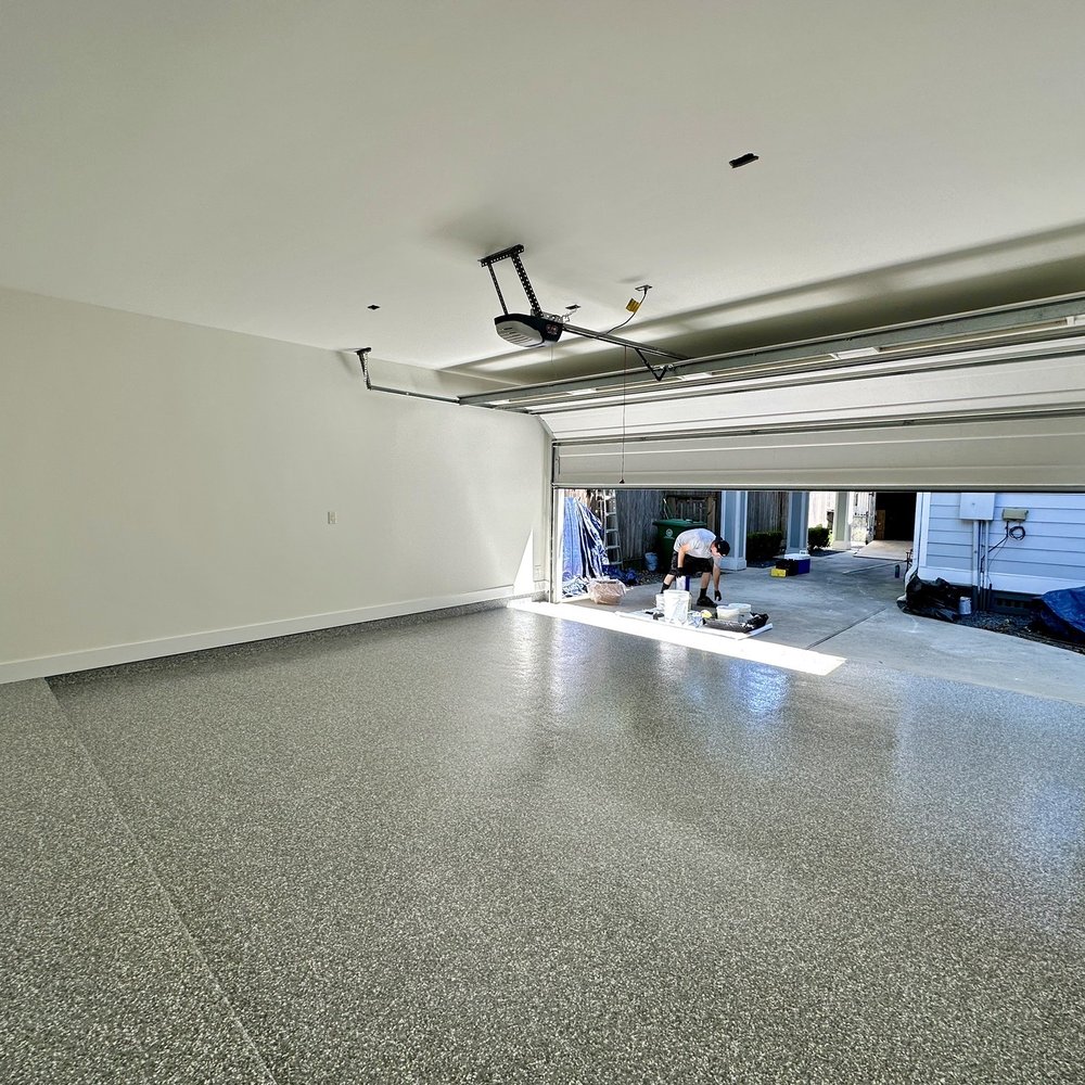 Garage résidentiel avec sol résine époxy à flakes gris